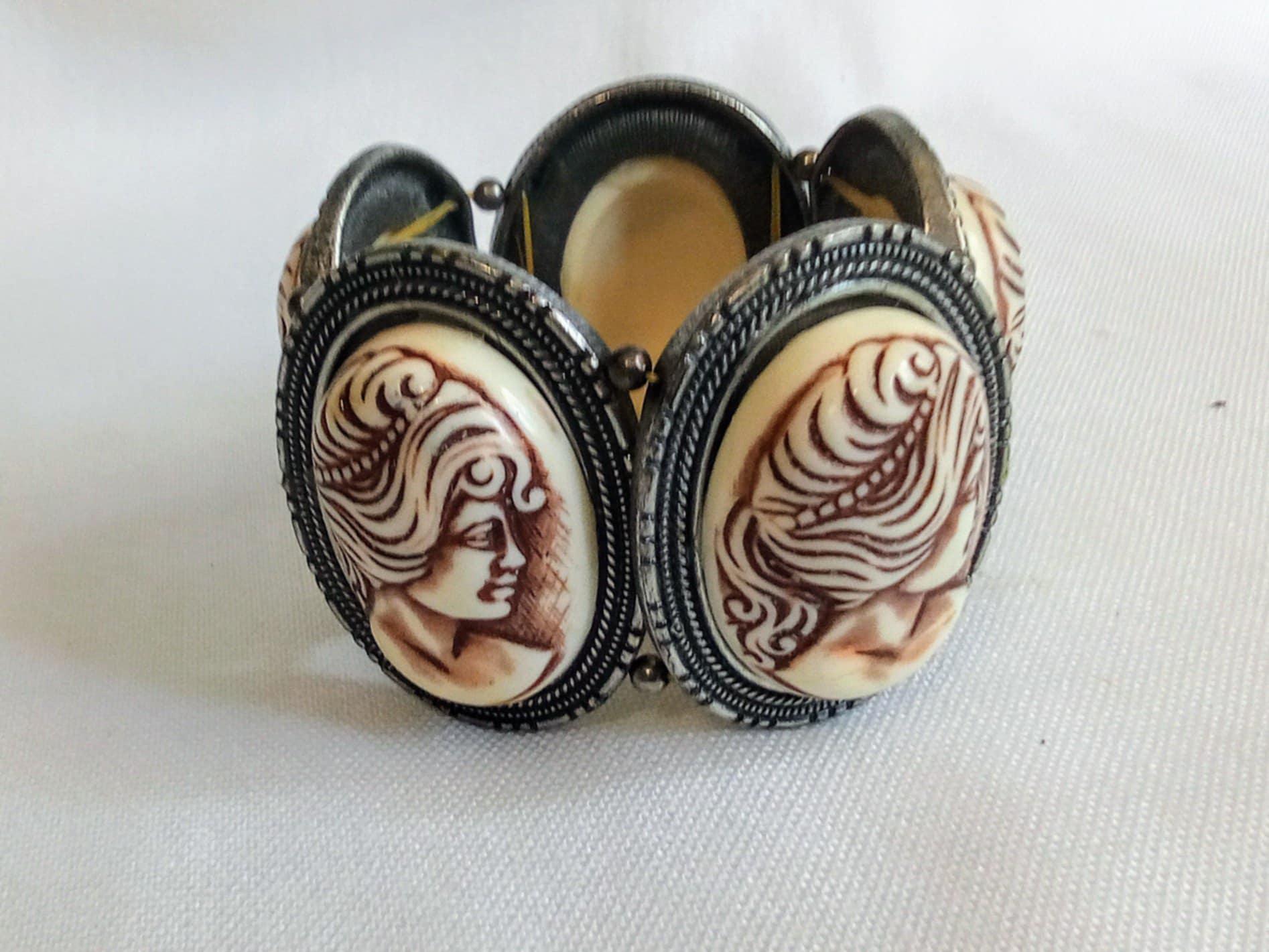 JP741 ヴィンテージシルバートーンと大きなフェイクカメオブレスレット