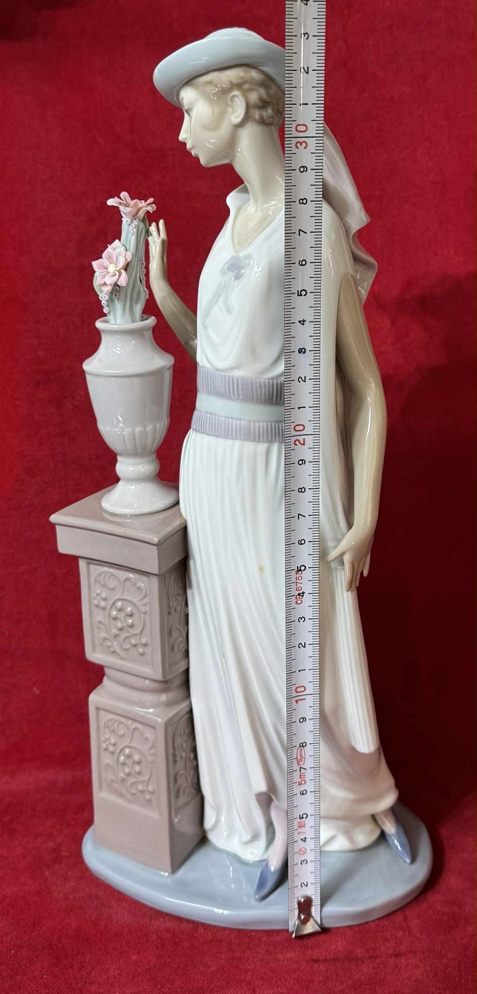 Z241a Vintage 1982s Lladro Porcelain Lady Figurine Grand Casino