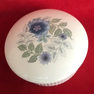 W69 Vintage Wedgwood Clementine Lidded Round Shaped Trinket Box. Bone China, Made in England. Tracked Shipping.