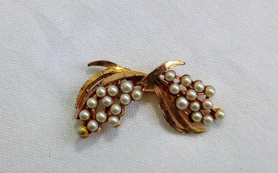 C106 Lovely Vintage Gold Tone Pearl Floral Spray … - image 2