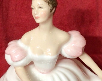 K4 Statuetta da donna vintage Royal Doulton "LUCY" fatta a mano. H N 3653. Bone China, prodotto in Inghilterra. Spedizione gratuita.