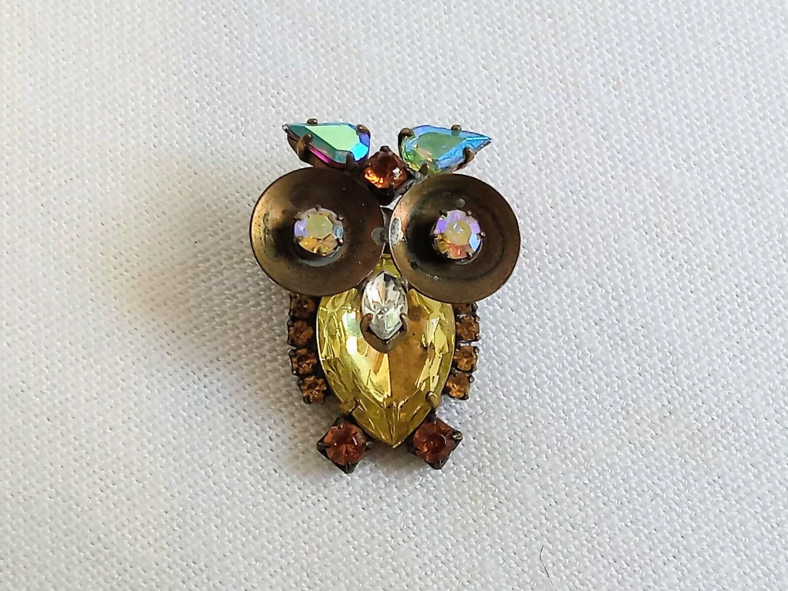 JP3192 Vintage Brass/Gold Toned Owl Brooch. Coloured Stone Accents. c1950s