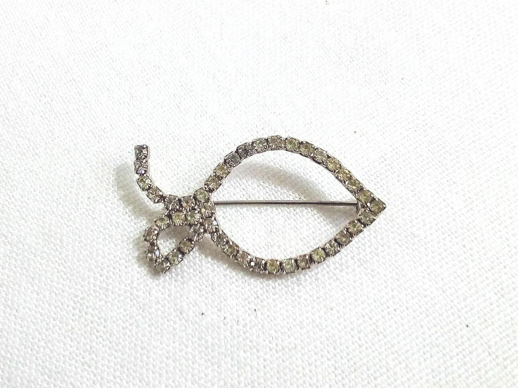 T201 ヴィンテージシルバートーンフィッシュブローチ。ラインストーン