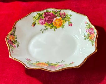 T242a Vintage 1962 Royal Albert Old Country Roses  Sweet Meat Dish. Bone China, Made in England. Gift Idea.