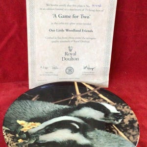 P69a Vintage Old New Stock Royal Doulton decoratief bord 'A Game For Two' met originele kaart met certificaat en doos. Verzending met tracking.