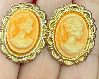 A40a Vintage Gold Tone With Faux Cameo Stud Earrings. Gift Idea.Tracked Shipping.