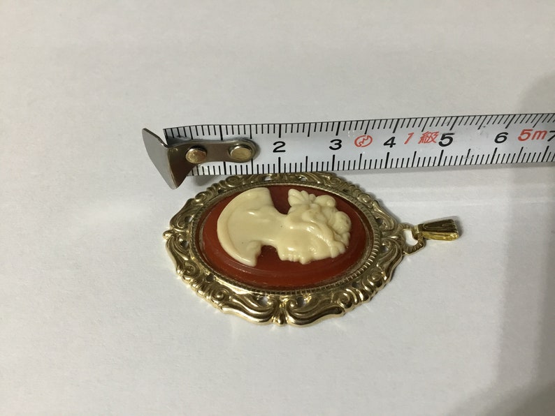 D25 New, Old Stock. Brown Resin Faux Cameo Pendant. Tracked Shipping
