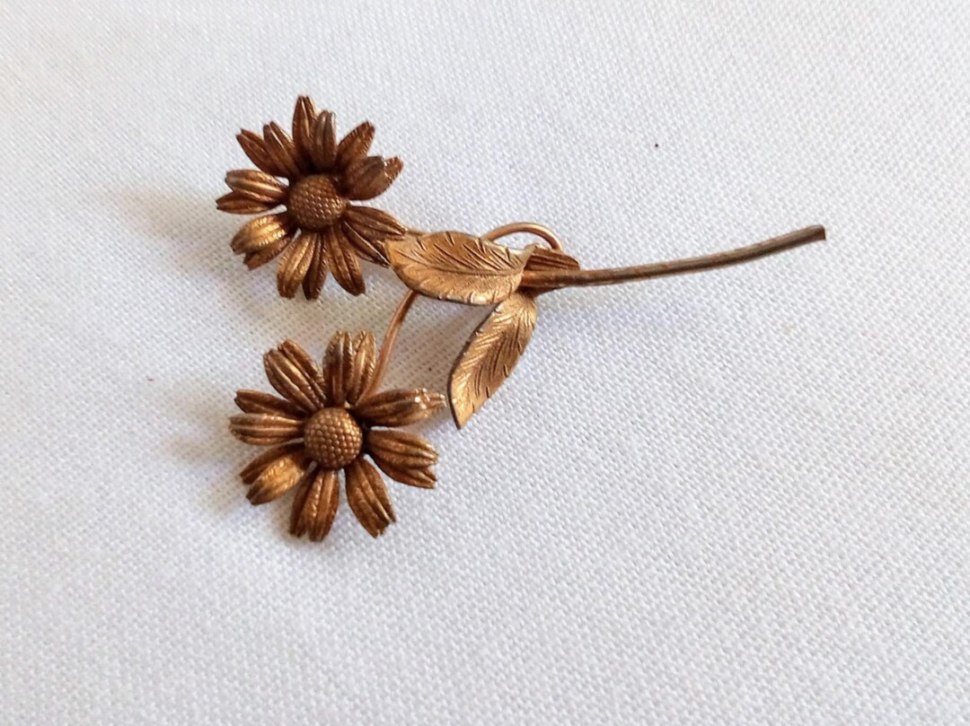 JP2370 Vintage Gold Tone Flower Brooch. C1960's. Gift Idea