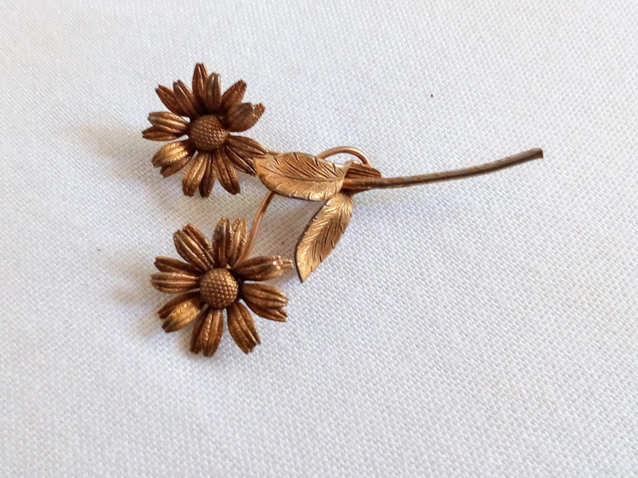 JP2370 Vintage Gold Tone Flower Brooch. C1960's. Gift Idea
