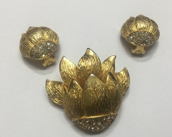 Kolczyki i broszka R3 z sygnaturą CARNEGIE Vintage Demi-parure, platerowane złotem i kryształkami. Niezwykle rzadkie i kolekcjonerskie.
