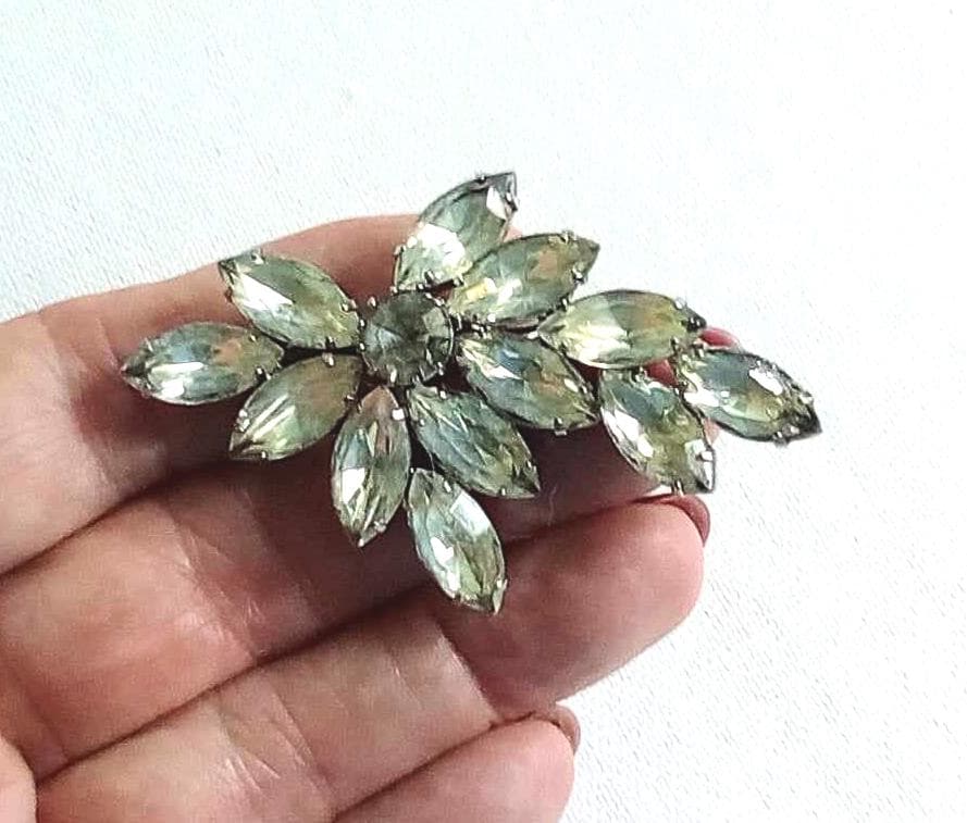 C109 Dazzing Vintage 1950's Floral Style Brooch. Marquise Cut
