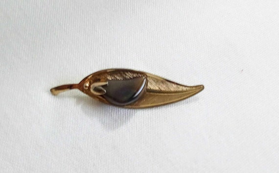 K202 Attractive Gold Tone Leaf Brooch with Polish… - image 3
