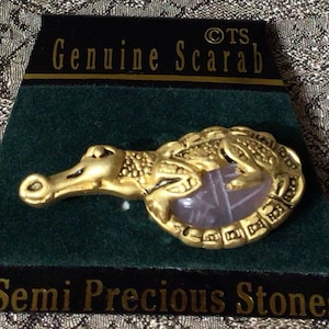 W101a Nuovo di zecca, autentico, spilla a forma di coccodrillo con pietre semipreziose viola/rosa e scarabeo con carta originale. Spedizione tracciabile.