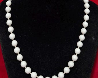 JP9a Vintage “ Napier” White Resins Beads Necklace. Gift Idea. Tracked Shipping.