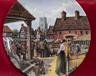 BC158a Piatto da collezione vintage Royal Doulton "The Market Square" di Mick Bensley, anno 1992. Porcellana fine, prodotto in Inghilterra. Spedizione tracciabile.