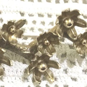 B5  A Rare signed Giovanni (USA) vintage Bud leaf brooch. Goldtone  and fully signed. Tracked global shipping.