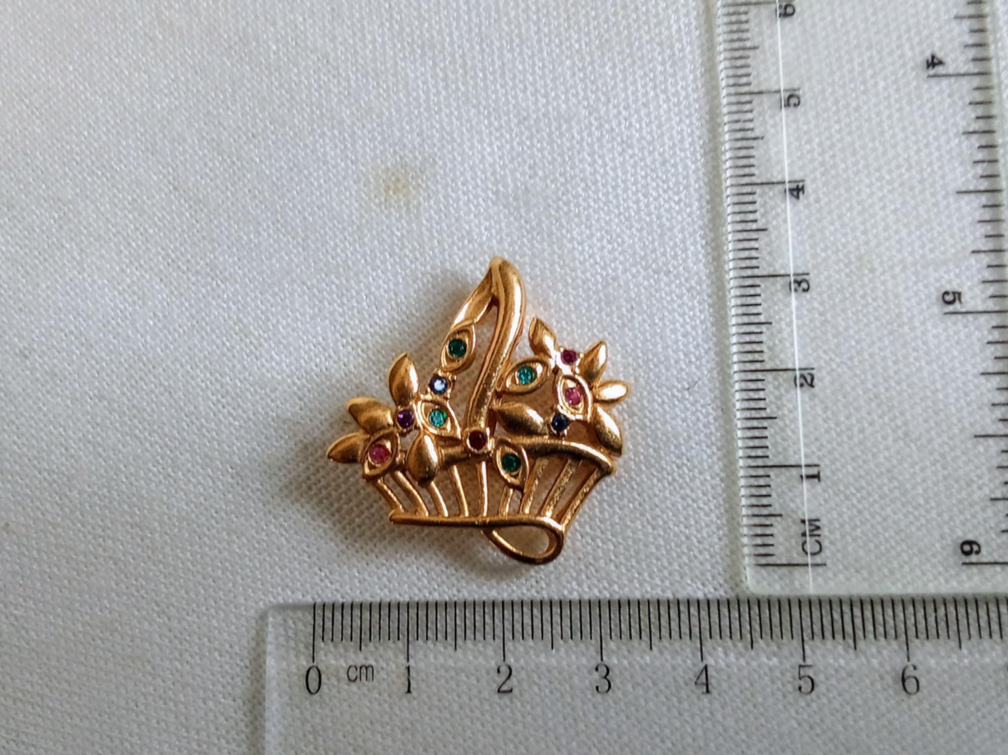 * vintage brooch ୨୧ *✵ ヴィンテージ ブローチ (f) Z17 Vintage Gold Tone Floral Basket Brooch. Coloured Stone