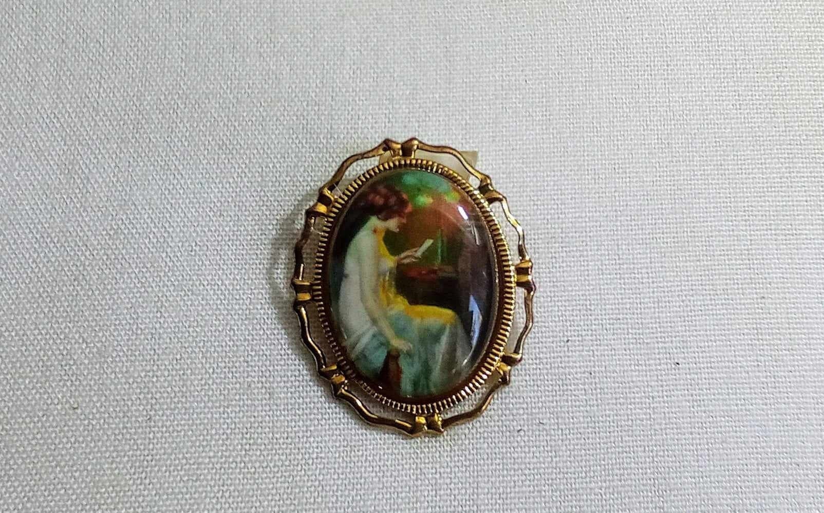 D67 Vintage Gold Tone Oval Brooch/pendant With Resin