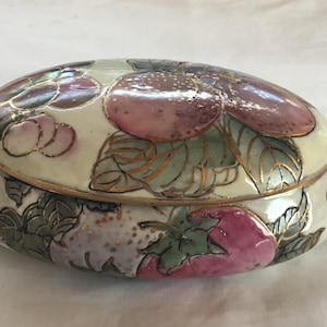 Caja de porcelana ovalada pintada a mano con diseño de frutas moradas y rosas de Toyo T9 Vintage. Envío con seguimiento.