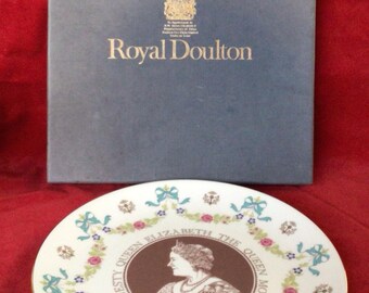 Prato vintage Royal Doulton para o 80º aniversário da Rainha Mãe, com caixa.