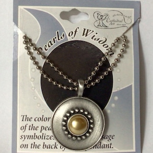 W226 Collana con pendente a doppio filo con motivo cattedrale, nuova di zecca, vintage, con cartellino originale.