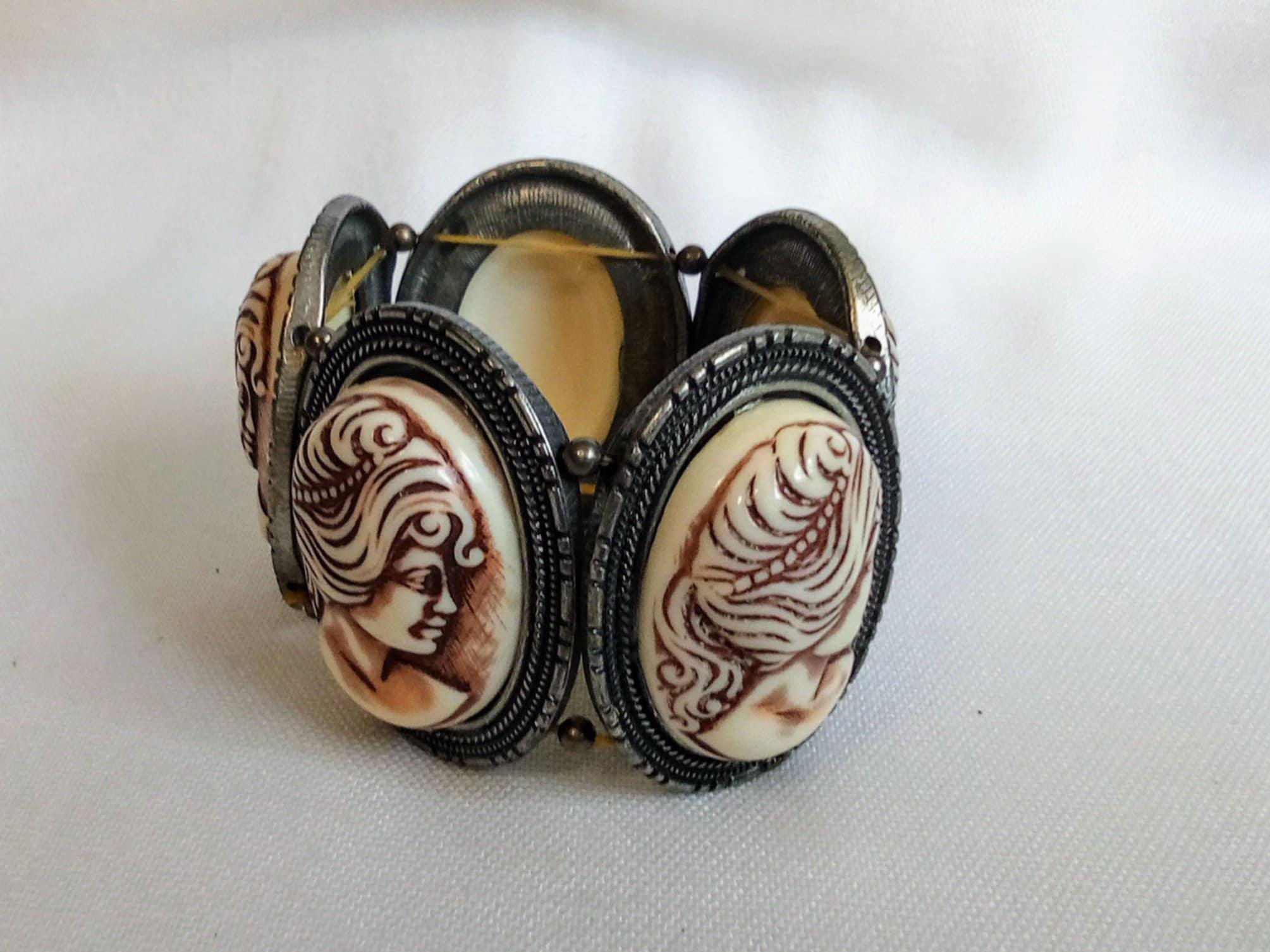 JP741 ヴィンテージシルバートーンと大きなフェイクカメオブレスレット