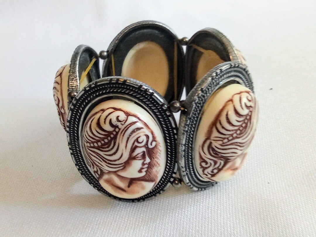 JP741 ヴィンテージシルバートーンと大きなフェイクカメオブレスレット