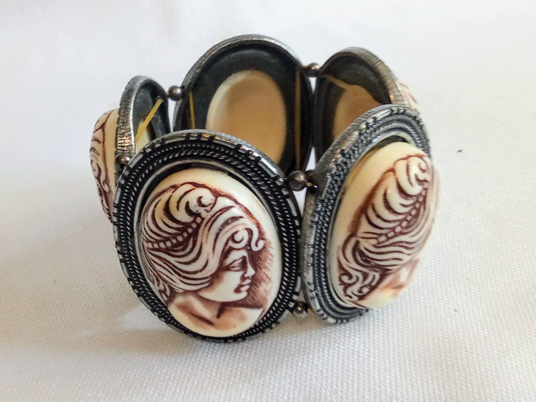 JP741 ヴィンテージシルバートーンと大きなフェイクカメオブレスレット