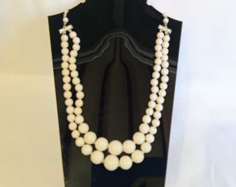 JP3669 Collar vintage de resina blanca con cuentas. 2 hilos. Circa 1950.