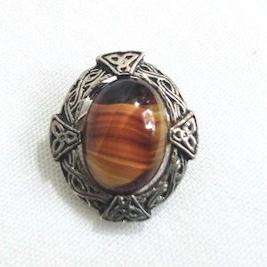 JP7 Elegante anello per sciarpa o fermaglio per abito in stile celtico Miracle in argento vintage. Dettaglio centrale in finta agata lucida. Spedizione tracciabile.