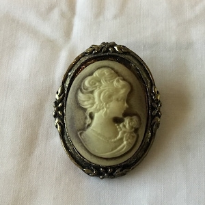 D37 Cameo brooch in a Victorian style Design. Antique gold effect resin cameo set into a deep brass look metal frame. Tracked Shipping