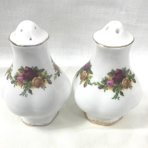 L12 Vintage Royal Albert Rosen Design Salz- und Pfefferstreuer. 2 Sets verfügbar Weltweiter Versand mit Sendungsverfolgung.
