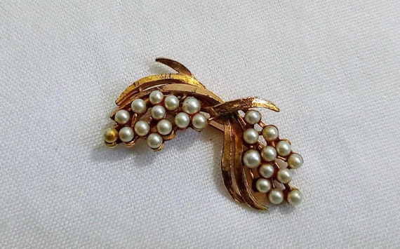 C106 Lovely Vintage Gold Tone Pearl Floral Spray … - image 7