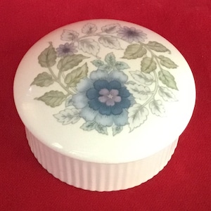 W70 Vintage Wedgwood Clementine pattern Round Shaped Lidded Trinket Box, Tiny part of missing on Top. Bone China, Made in England.