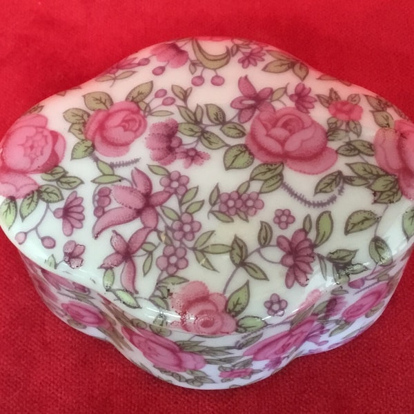 L99 Vintage Beautiful Unsigned Pink Rose Pattern Lidded Trinket Box. Free shipping.