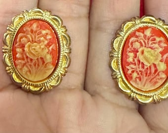 A41a Vintage Gold Tone With Resin Flower Stud Earrings. Gift Idea. Tracked Shipping.