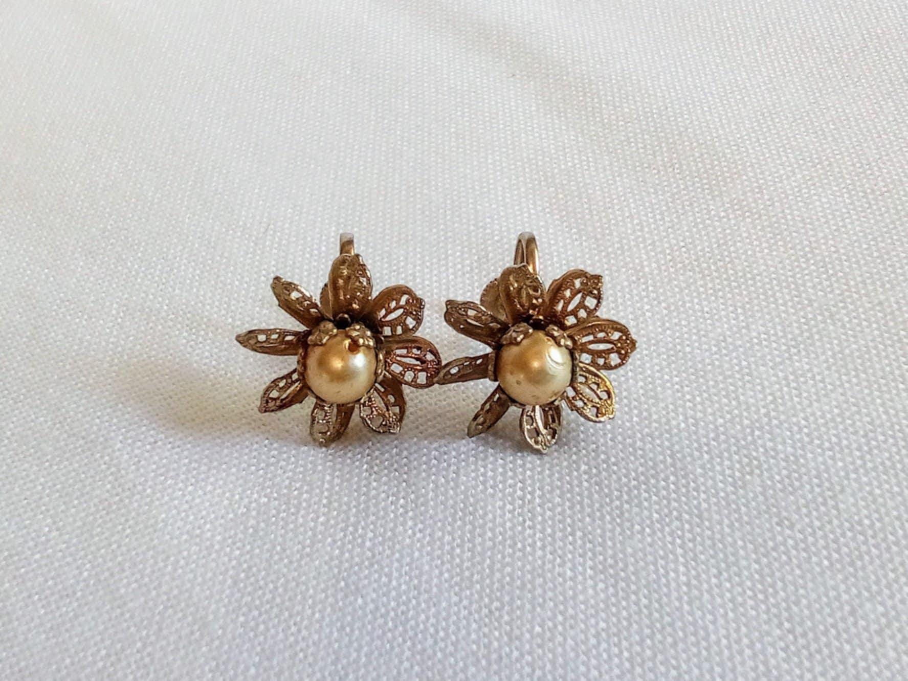 アクセサリー e  vintage earrings Z210 Vintage Gold Tone Flower Earrings. Faux Pearl Accents. Screw