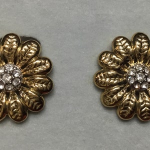 G13 Nuovo di zecca ancora su cartoncini originali, orecchini a clip con fiori color oro con centro Diamontes. Spedizione tracciata