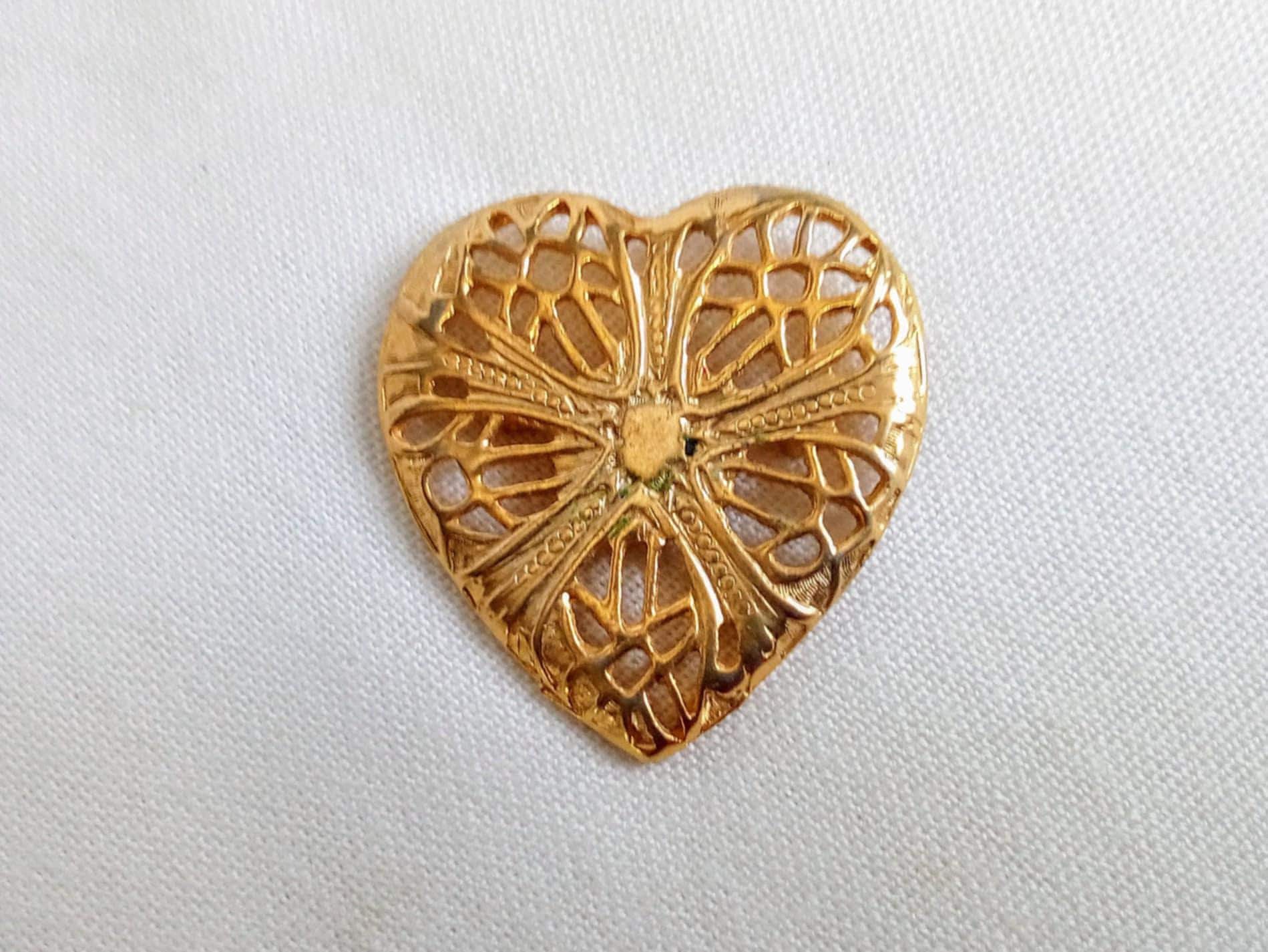 B186 Vintage Gold Tone Heart Shaped Brooch. C1980's. Gift