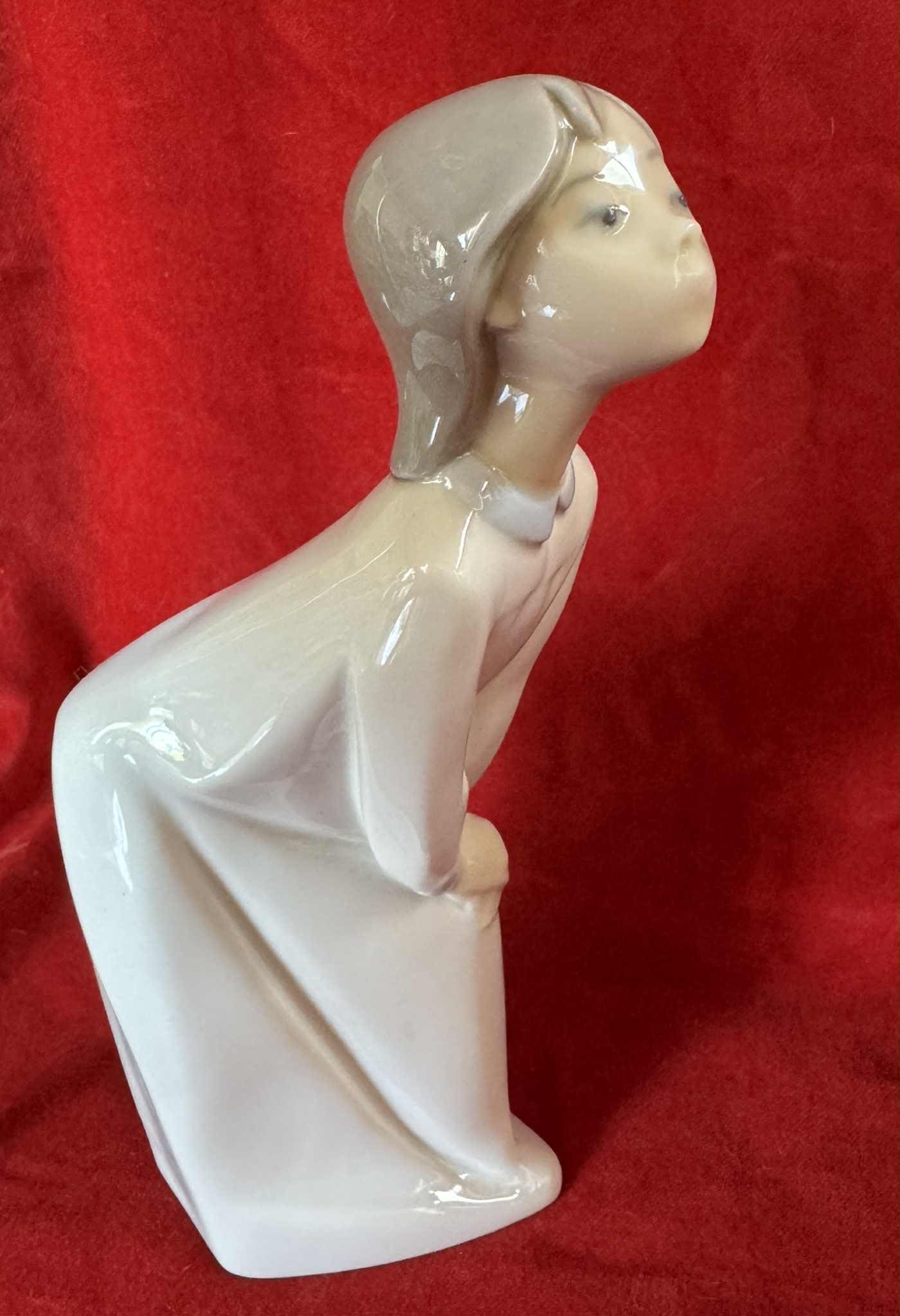 V178 Vintage Lladro 4873 Kissing Girl Figurine With Original Box