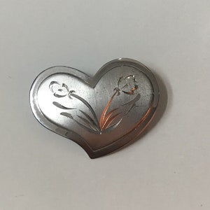 Spilla L70 Beau in argento sterling a forma di cuore, su carta originale, realizzata negli Stati Uniti. Regalo perfetto.