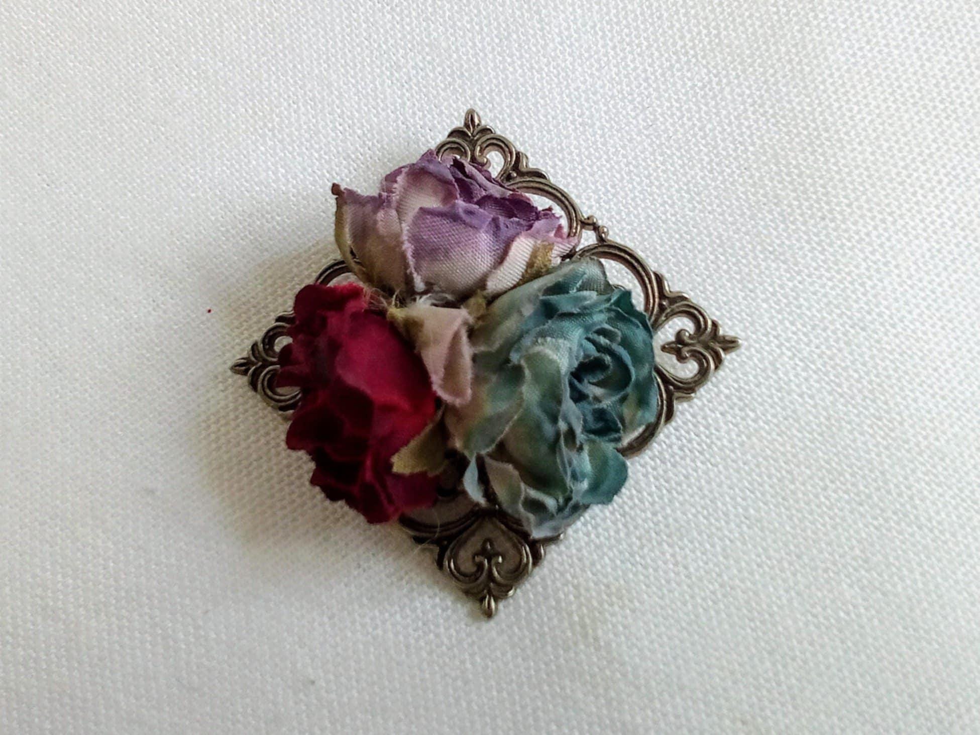 Z145 Vintage Aged Gold Tone Brooch With 3 Silk Flowers