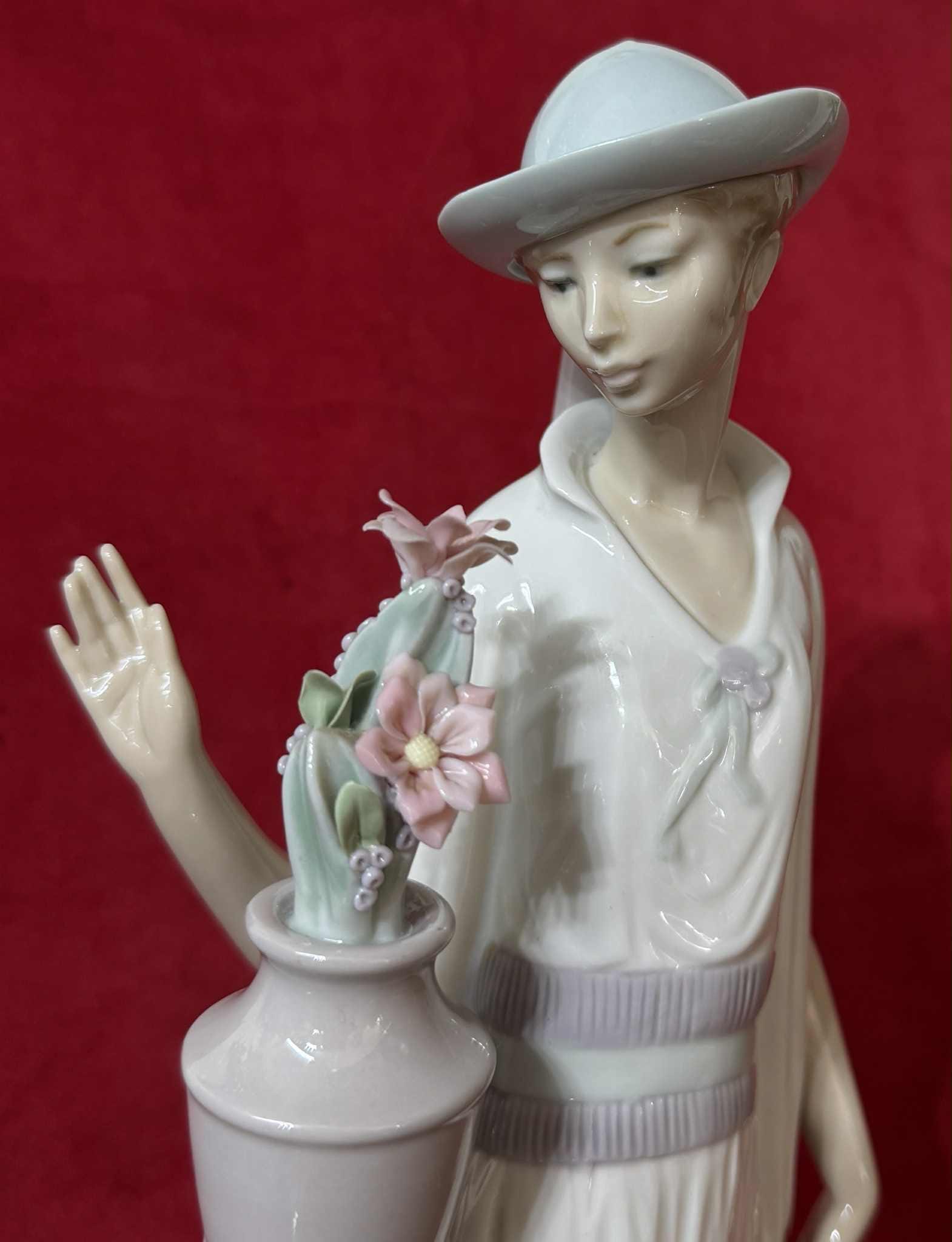 Z241a Vintage 1982s Lladro Porcelain Lady Figurine Grand Casino