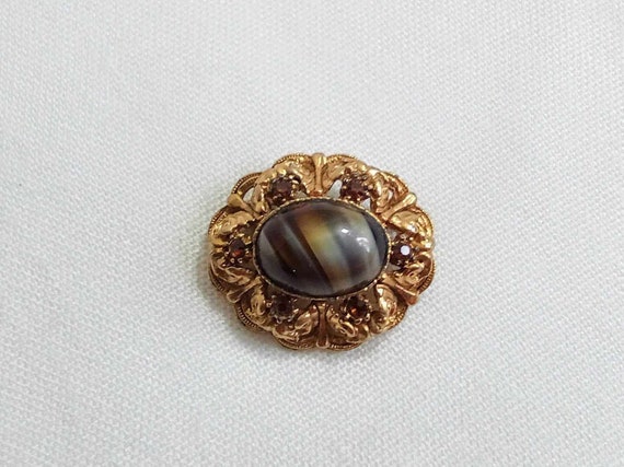 JP117. Vintage Gold Tone Oval Brooch with Polishe… - image 2