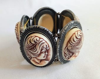 ヴィンテージ バタースコッチ ベークライト カメオ ブレスレット JP741 ヴィンテージシルバートーンと大きなフェイクカメオブレスレット