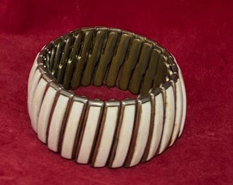 Bracciale elastico A60a color oro vintage con smalto color crema. Idea regalo. Spedizione tracciabile.