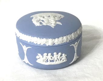 E84 Vintage Wedgwood Blue Jasper Ware Pudełko na drobiazgi z pokrywką. Wysyłka z możliwością śledzenia.