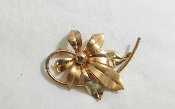 C53 Vintage Gold Tone Flower Brooch. Smooth and Satin Finish C53 Vintage Gold Tone Flower Brooch. Smooth and Satin Finish