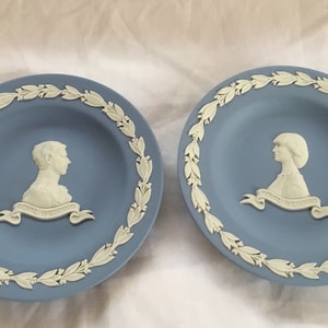 T32 Vintage Wedgwood Blue Jasperware – dekoracyjne talerze na ślub księżnej Diany i księcia Karola z 1981 roku. Wysyłka śledzona.