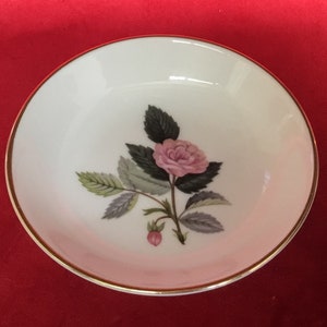 T102 Vintage Wedgwood Hathaway Rose Pin Teller. Bone China, Made in England. Versicherter Versand.